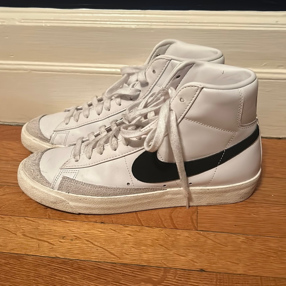 Nike Women’s Mid ‘77